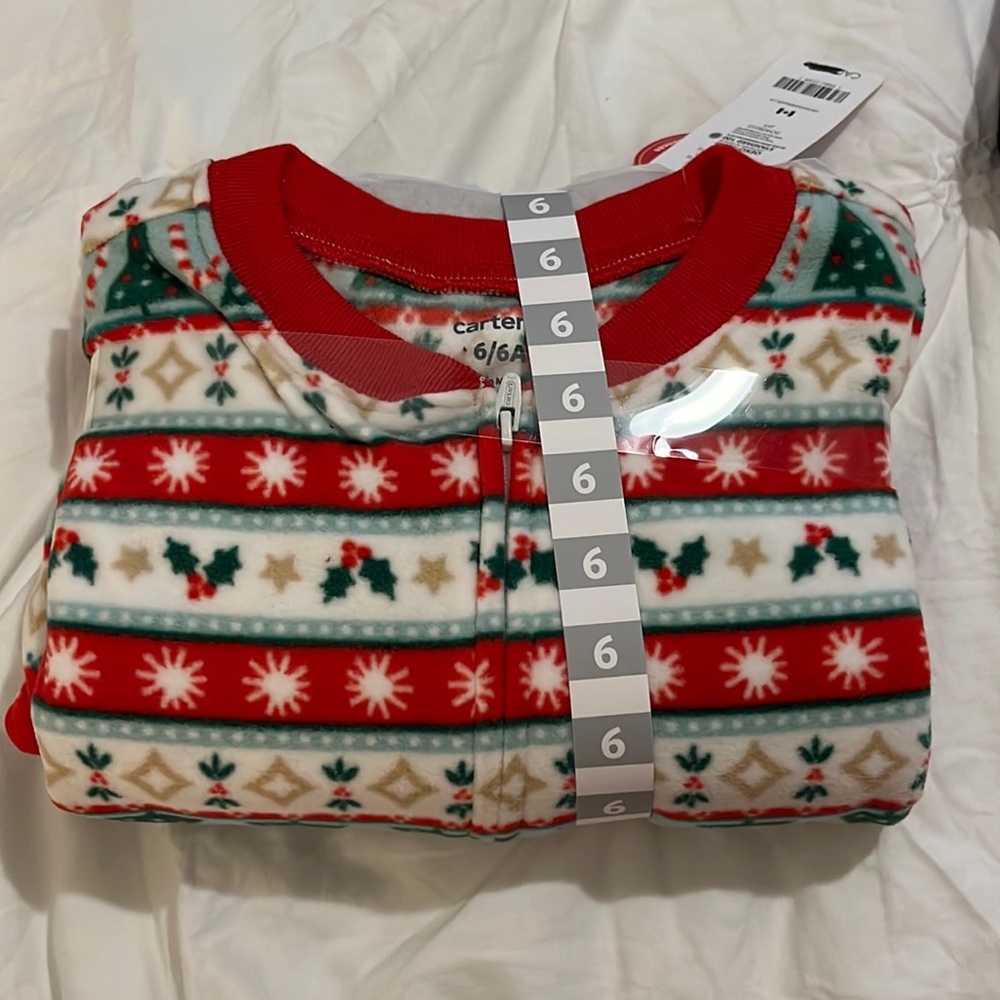 Carter’s Fleece footed pjs - size 6